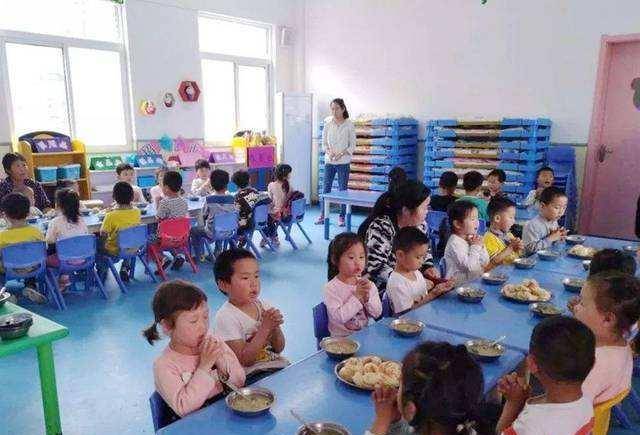 御用厨娘 竟败给了幼儿园大厨 看了孩子伙食,妈妈郁闷了